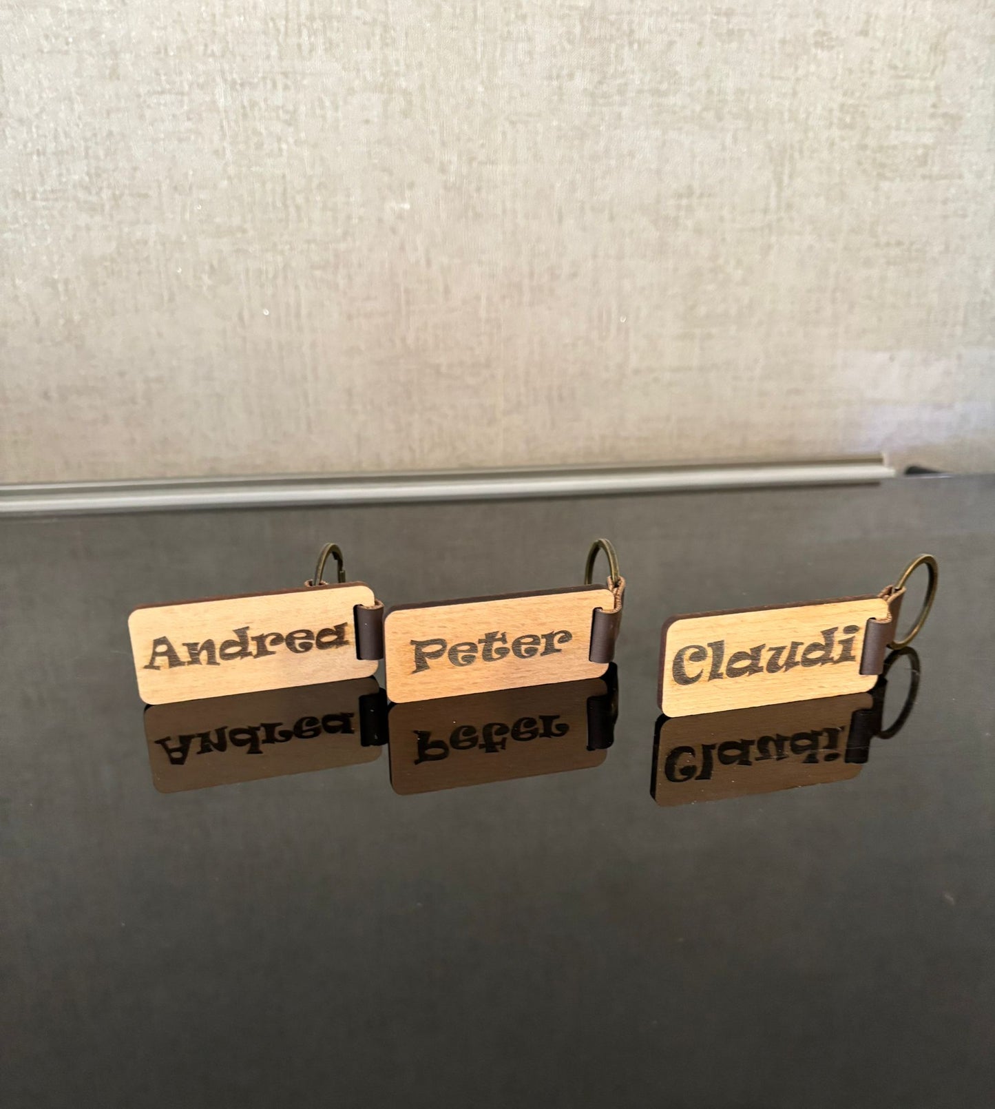 Personalisierter Holz Schlüsselanhänger mit Namen – Lasergravur | 6,5 × 2,7 cm