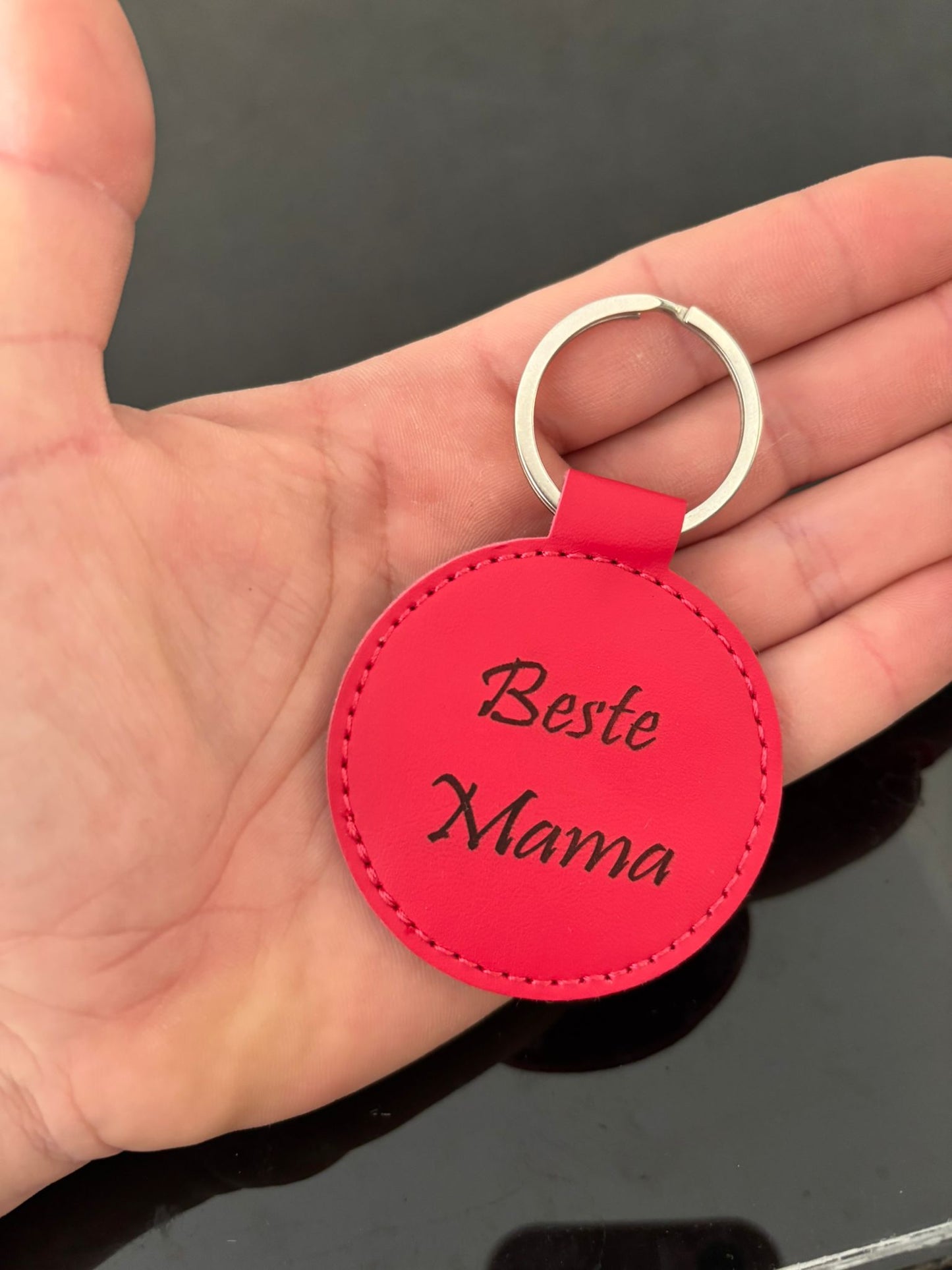 Schlüsselanhänger „Beste Mama“ – gelasert auf Kunstleder | Geschenk für Mama