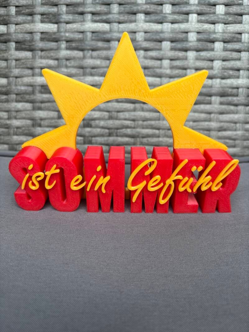Deko-Schriftzug „Sommer ist ein Gefühl“ aus 3D-Druck – PLA, 14,7x11 cm, Wunschfarbe