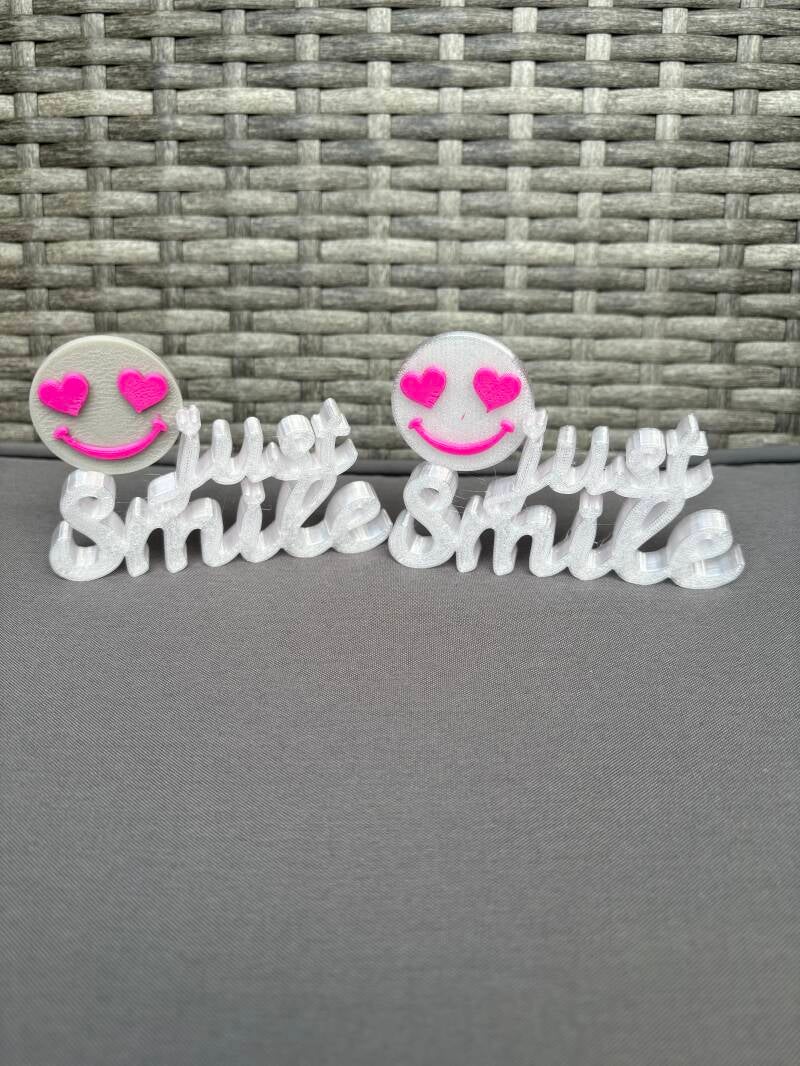 Deko-Schriftzug „Just Smile“ aus 3D-Druck – PLA, 10x7 cm, 3-farbig, Wunschfarbe
