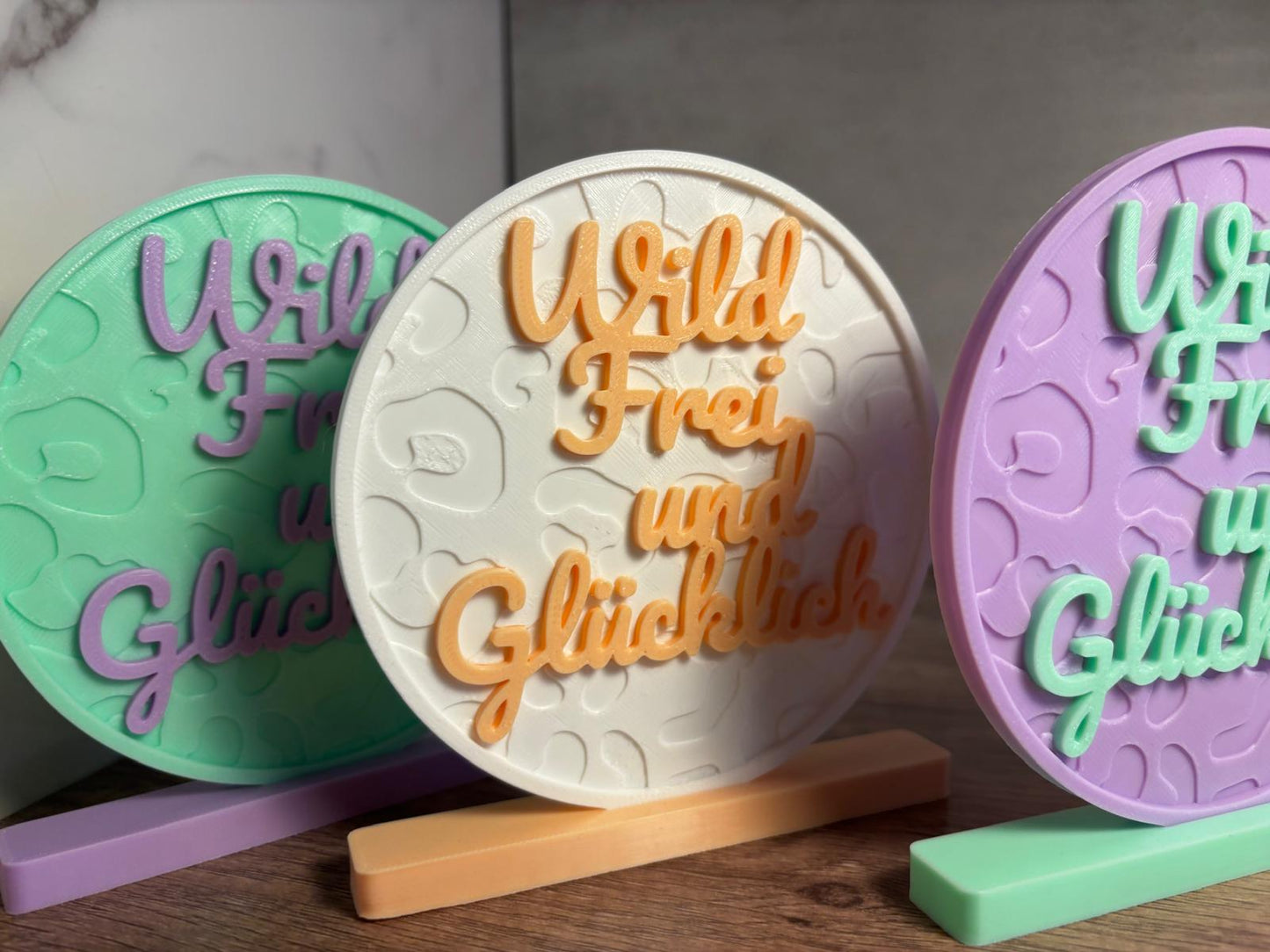 Wild Frei und Glücklich Deko | Geschenk Idee | Motivations Spruch | 3D Druck Deko | personalisierte Farbe | moderne Tischdeko