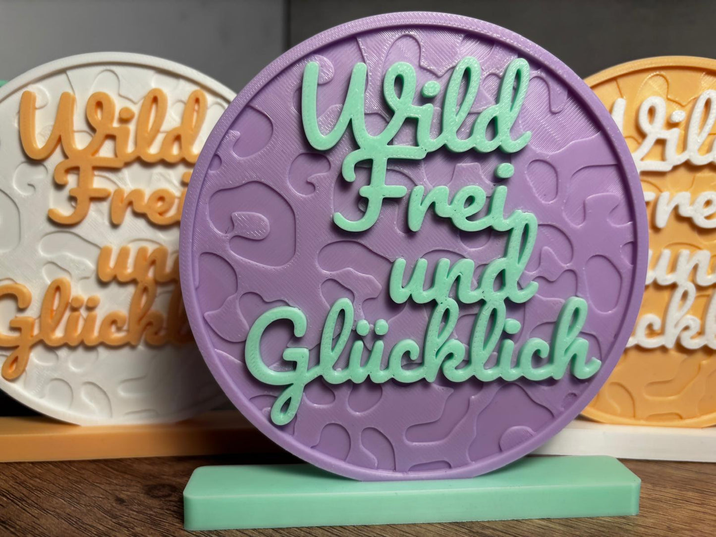 Wild Frei und Glücklich Deko | Geschenk Idee | Motivations Spruch | 3D Druck Deko | personalisierte Farbe | moderne Tischdeko