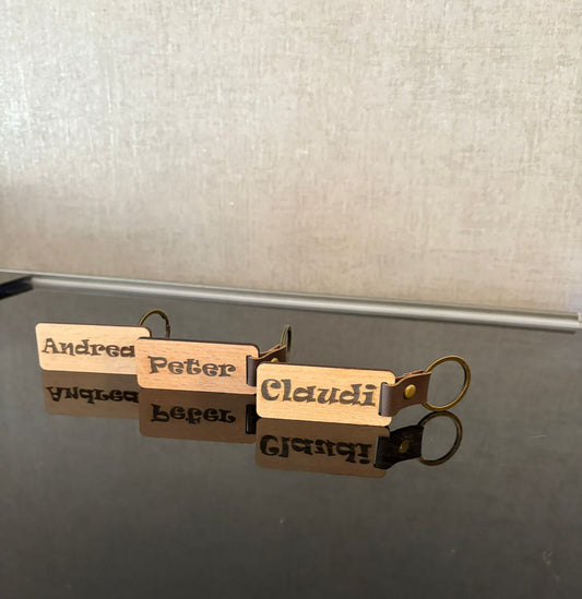 Personalisierter Holz Schlüsselanhänger mit Namen – Lasergravur | 6,5 × 2,7 cm