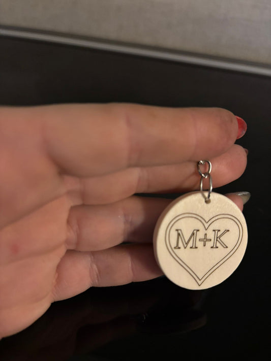 Personalisierter Holz Schlüsselanhänger rund (35 mm) – mit Initialen im Herz – Wunschgravur – Geschenk für Paare, Mama, Papa