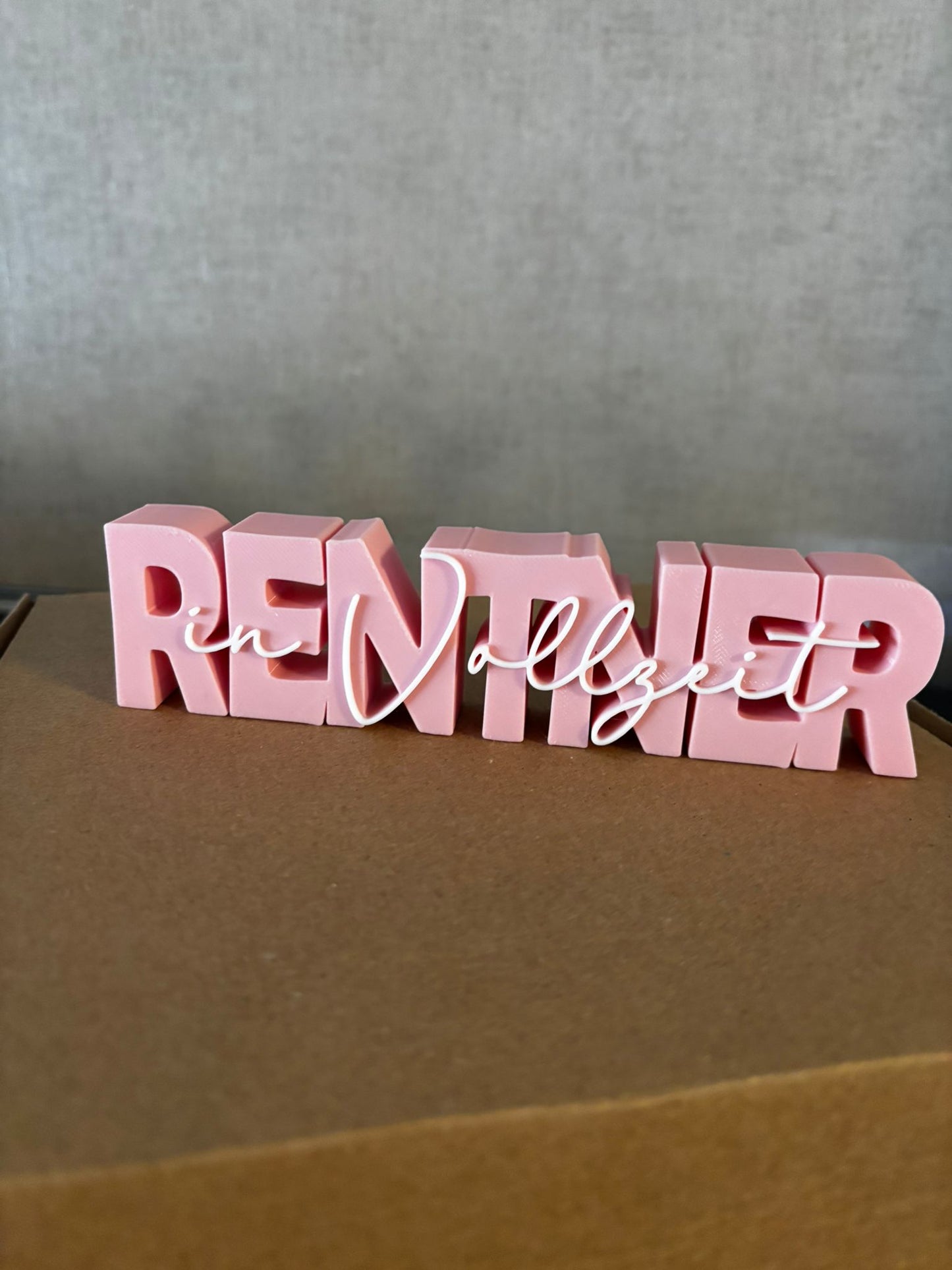 Deko Schriftzug „Rentner in Vollzeit“ – 3D Druck | Geschenk für Rentner | Wunschfarbe
