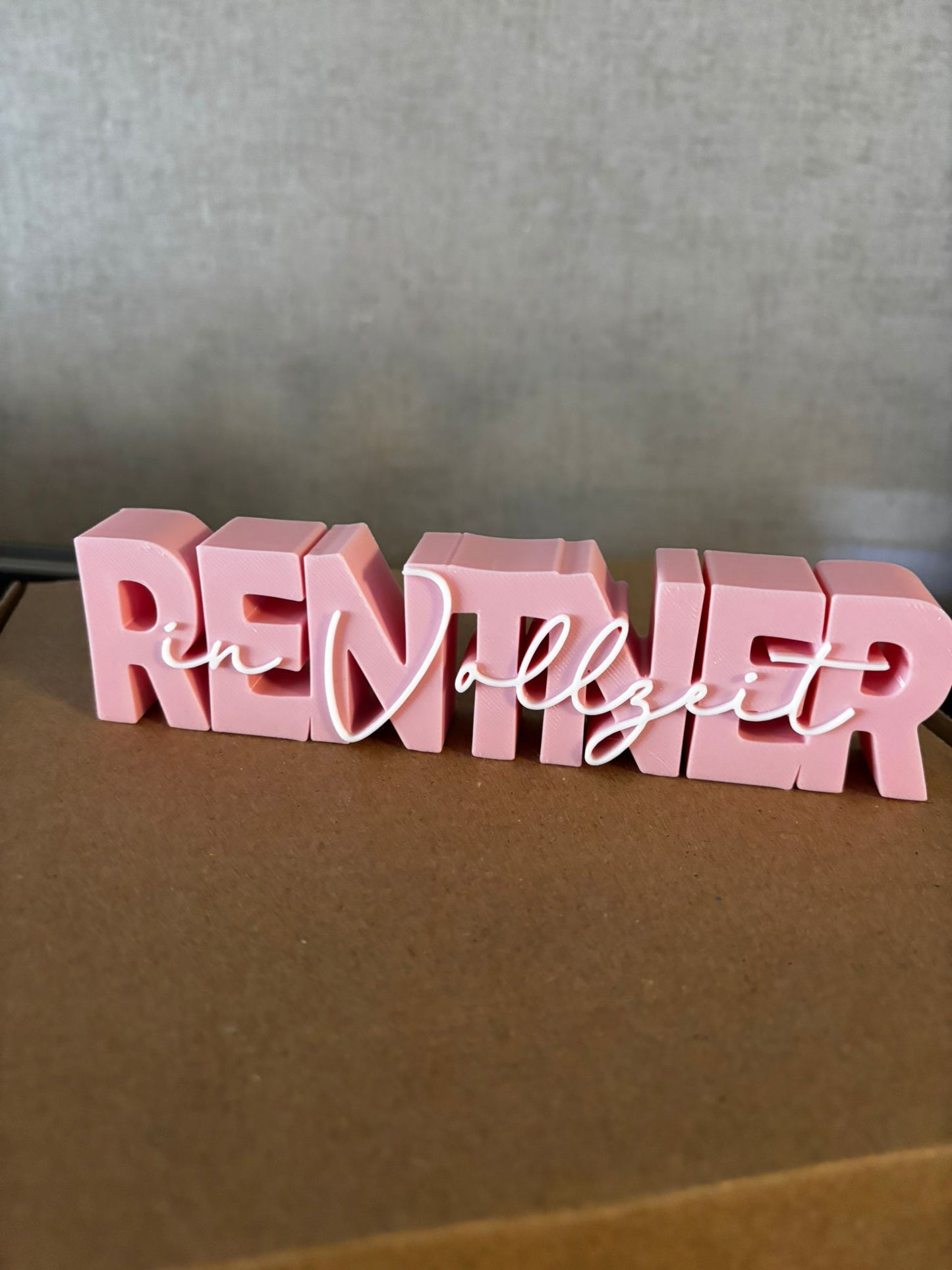 Deko Schriftzug „Rentner in Vollzeit“ – 3D Druck | Geschenk für Rentner | Wunschfarbe