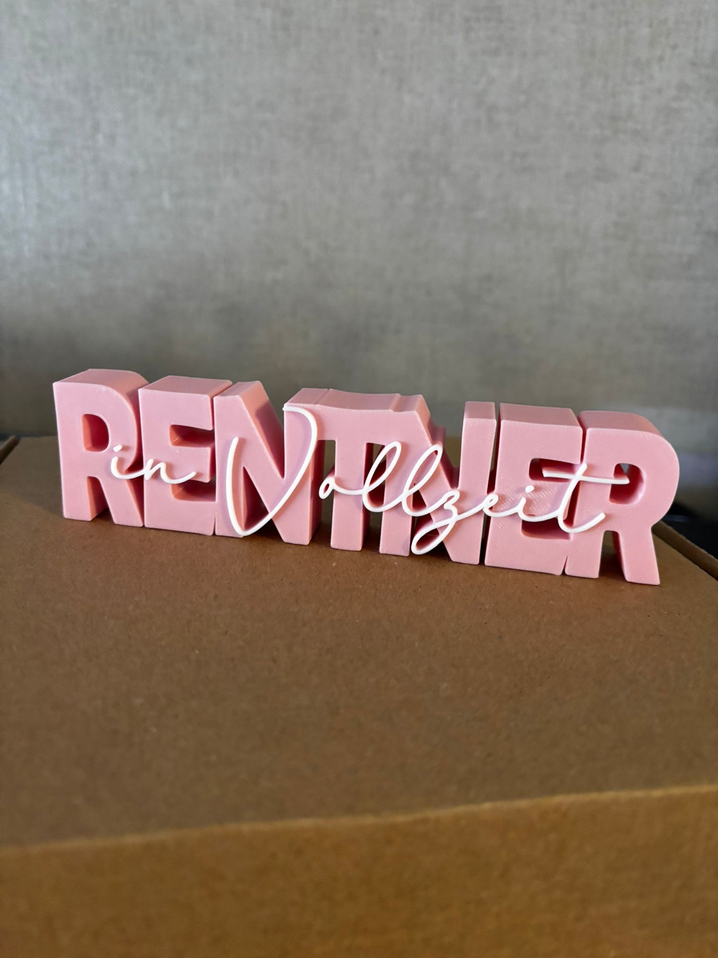 Deko Schriftzug „Rentner in Vollzeit“ – 3D Druck | Geschenk für Rentner | Wunschfarbe