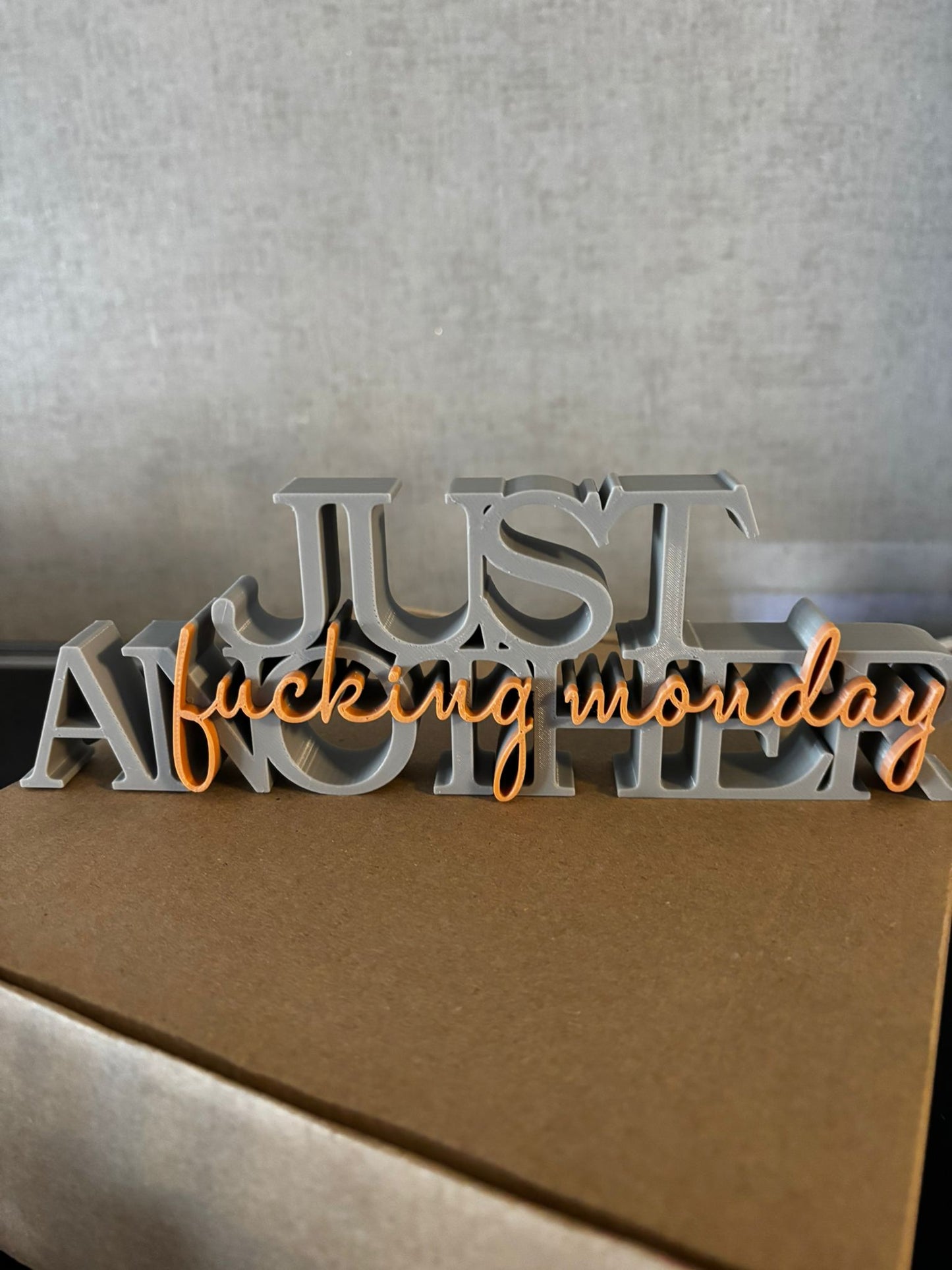 Deko Schriftzug „Just another f*cking monday“ – 3D Druck | Büro Deko | Wunschfarbe