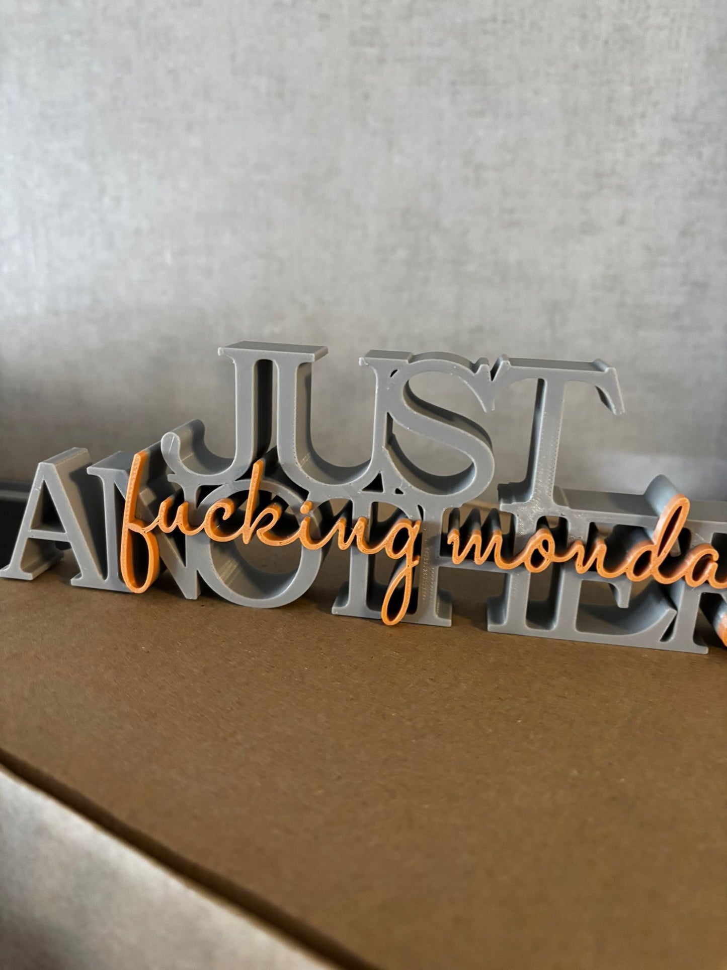 Deko Schriftzug „Just another f*cking monday“ – 3D Druck | Büro Deko | Wunschfarbe