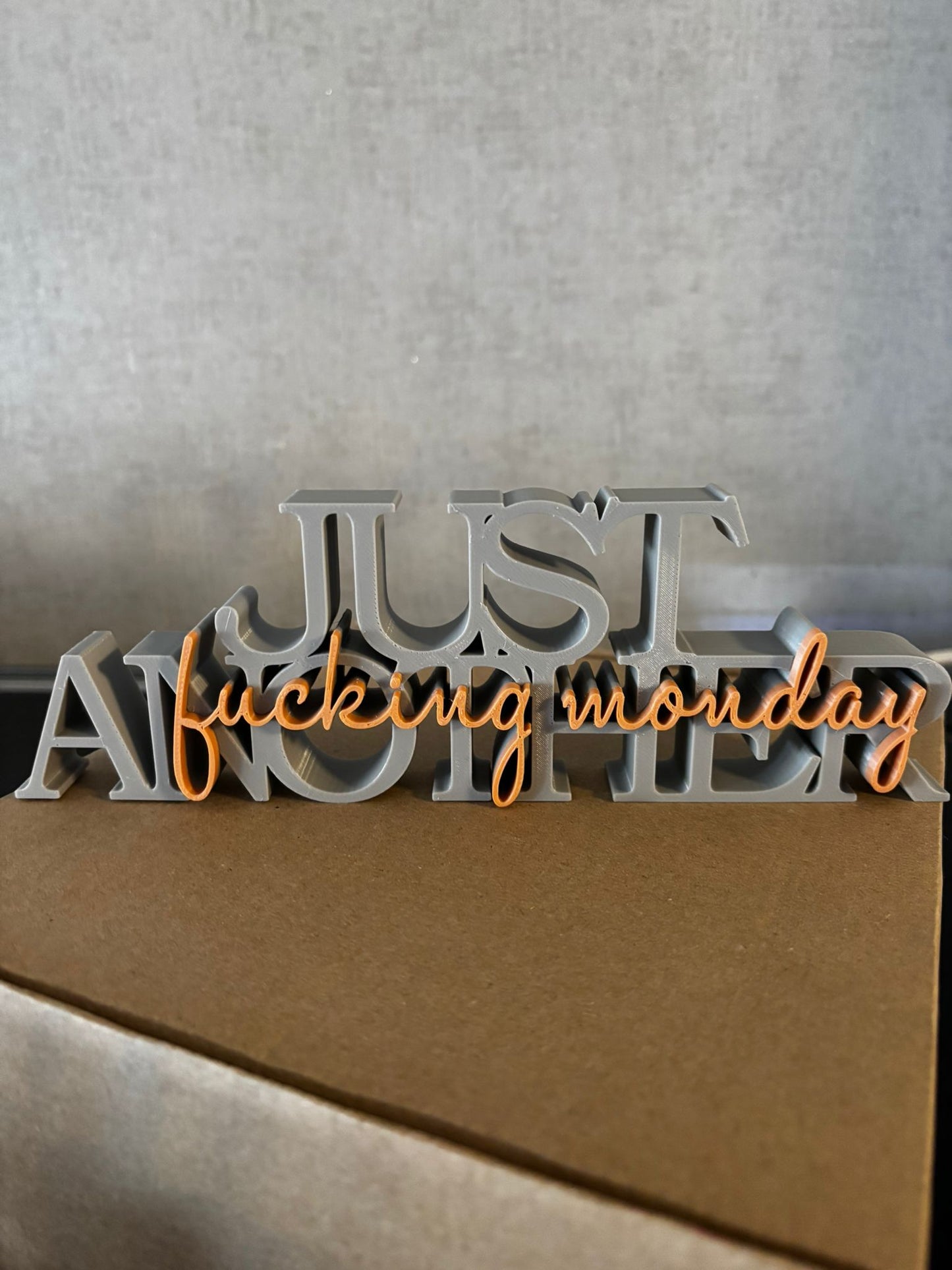 Deko Schriftzug „Just another f*cking monday“ – 3D Druck | Büro Deko | Wunschfarbe
