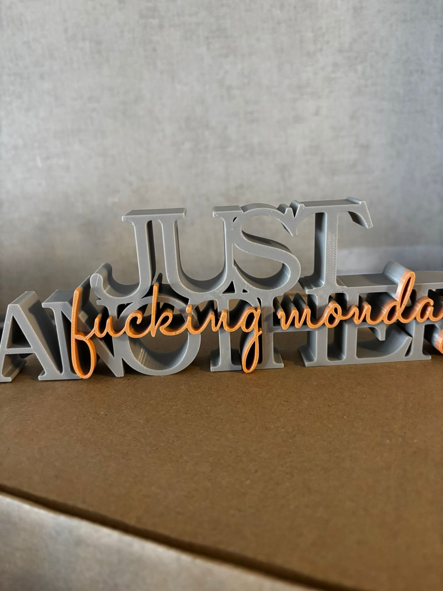 Deko Schriftzug „Just another f*cking monday“ – 3D Druck | Büro Deko | Wunschfarbe