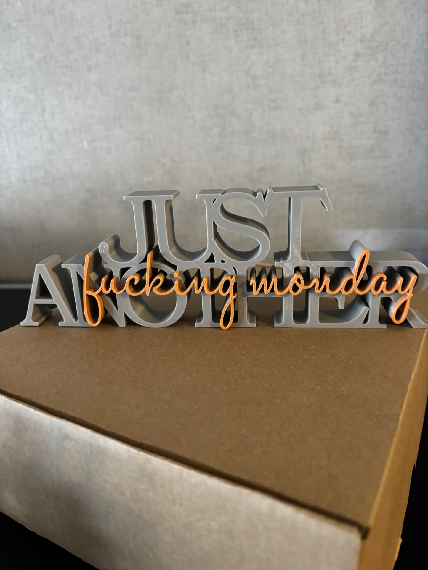 Deko Schriftzug „Just another f*cking monday“ – 3D Druck | Büro Deko | Wunschfarbe