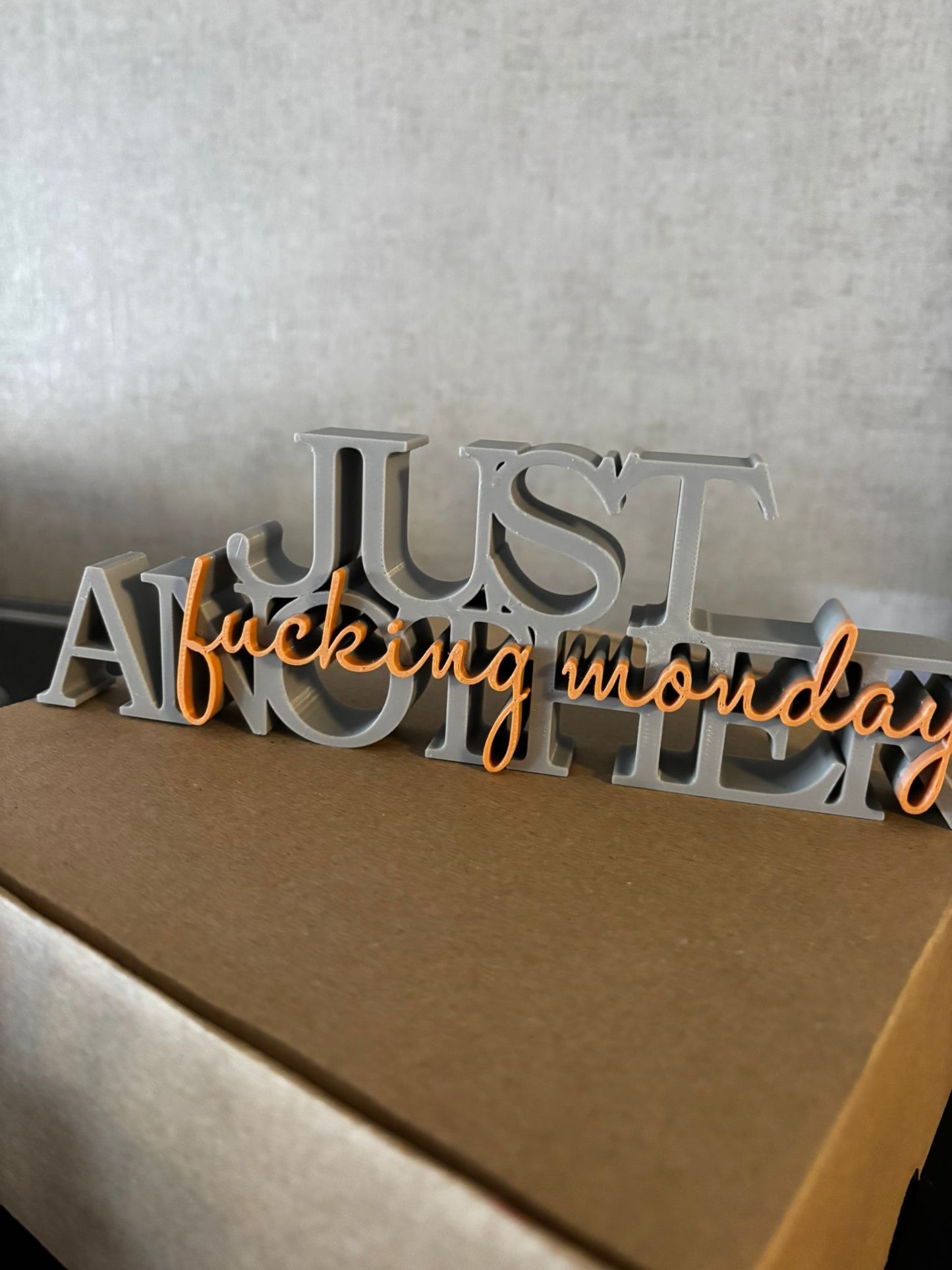 Deko Schriftzug „Just another f*cking monday“ – 3D Druck | Büro Deko | Wunschfarbe