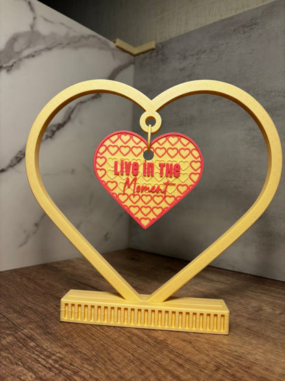 Herz Deko mit Spruch | Lebe den Augenblick | Live in the Moment | 3D Druck Geschenk | Wunschfarbe | Herz Aufsteller