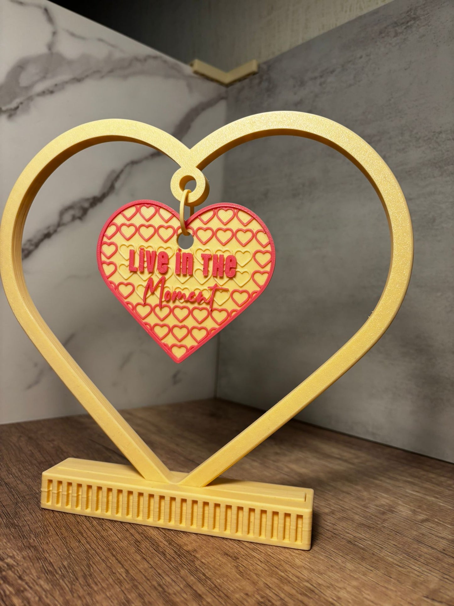 Herz Deko mit Spruch | Lebe den Augenblick | Live in the Moment | 3D Druck Geschenk | Wunschfarbe | Herz Aufsteller