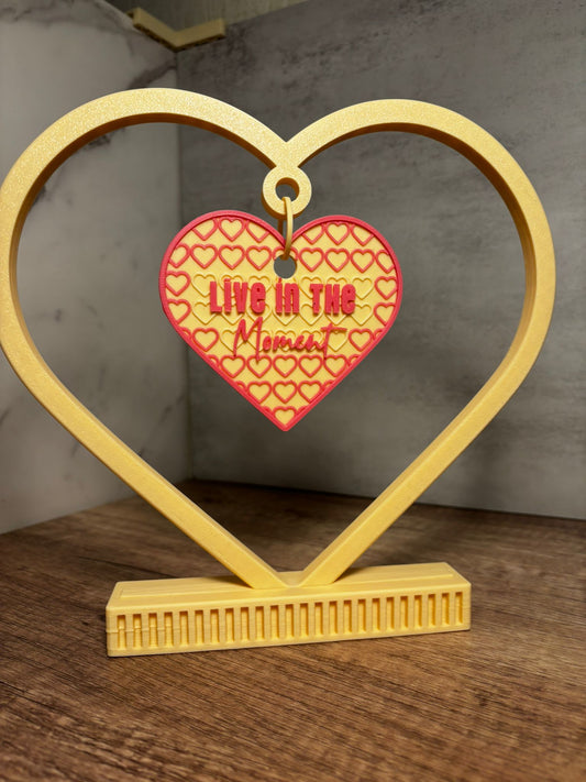 Herz Deko mit Spruch | Lebe den Augenblick | Live in the Moment | 3D Druck Geschenk | Wunschfarbe | Herz Aufsteller