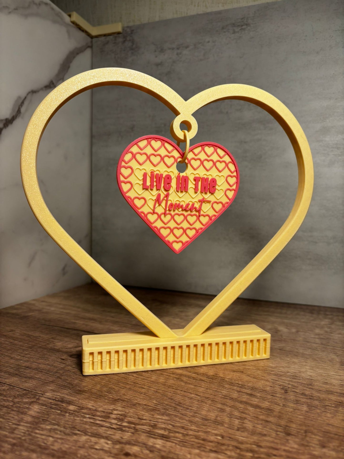 Herz Deko mit Spruch | Lebe den Augenblick | Live in the Moment | 3D Druck Geschenk | Wunschfarbe | Herz Aufsteller
