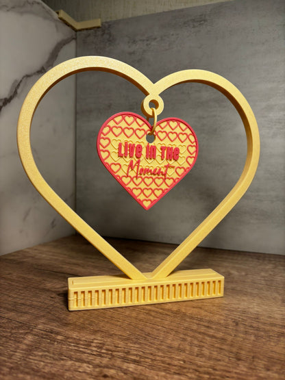 Herz Deko mit Spruch | Lebe den Augenblick | Live in the Moment | 3D Druck Geschenk | Wunschfarbe | Herz Aufsteller