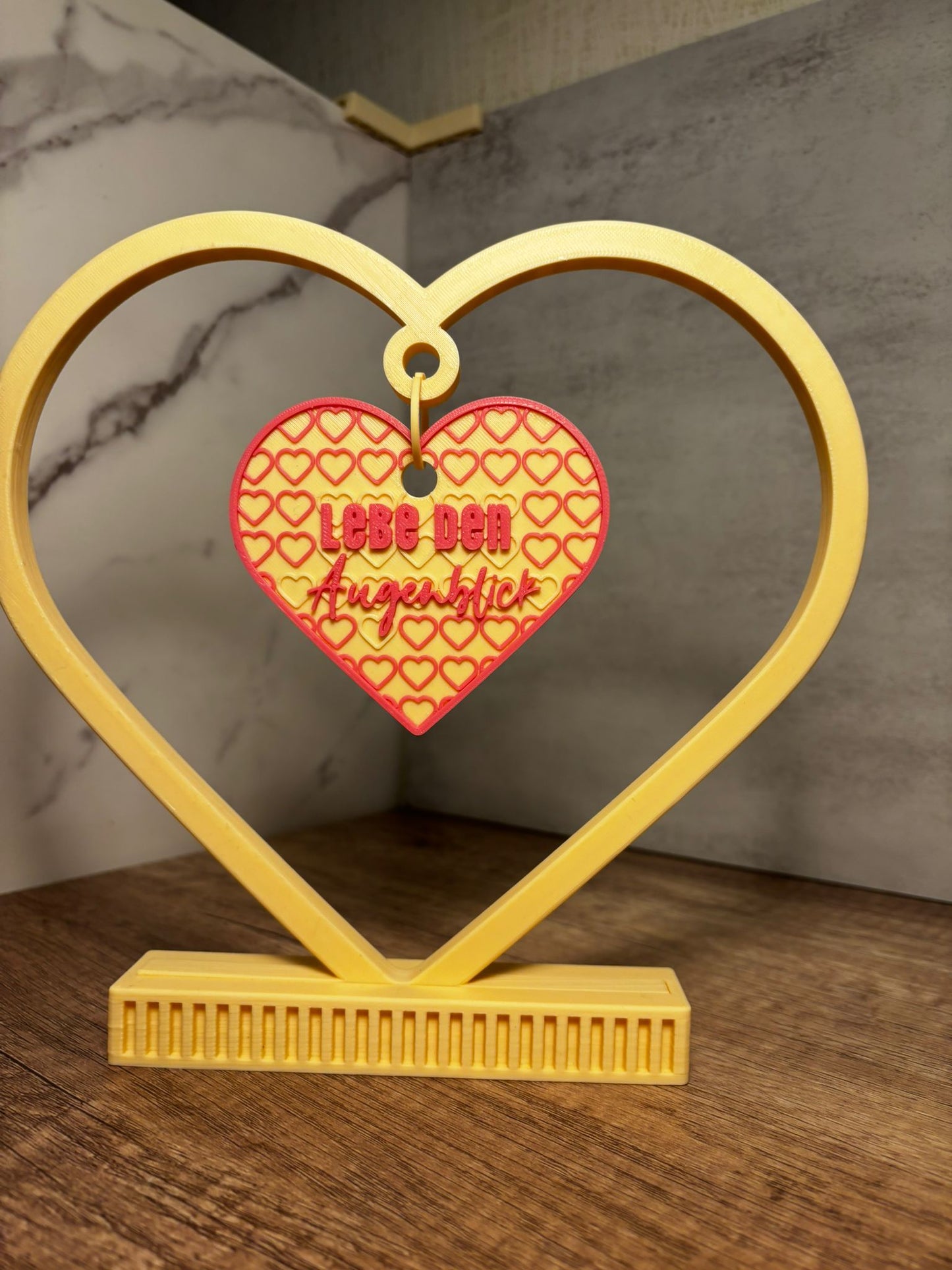 Herz Deko mit Spruch | Lebe den Augenblick | Live in the Moment | 3D Druck Geschenk | Wunschfarbe | Herz Aufsteller