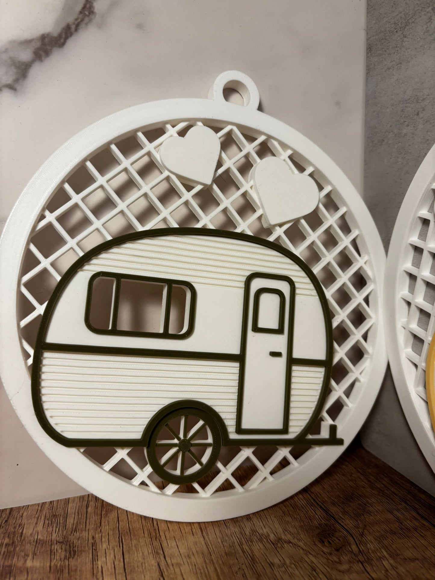 Camping Wanddeko aus 3D Druck | Wohnwagen Schild zum Aufhängen | Caravan Deko | Camper Geschenk | Wunschfarbe | 21 cm